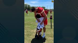 Watch this young NFL fan hug Patrick Mahomes and the Kansas City Chiefs at practice-2024 Beautiful