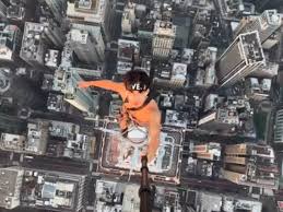 On Top of the Empire State Building Goes Viral A Thrilling Feat: Man’s Daring Stunt 2024 wonderful Man’s Daring