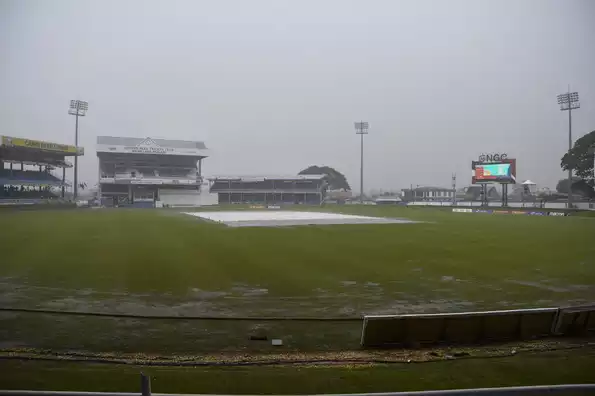 Rain Cuts Short First Day After South Africa Opt to Bat