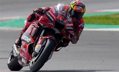 MotoGp Aragon, la gara di oggi in diretta: Marquez in fuga, Bagnaia partenza da incubo. Martin-Acosta, che duello per il 2° posto. Cadono Oliveira e Quartararo 2024 best